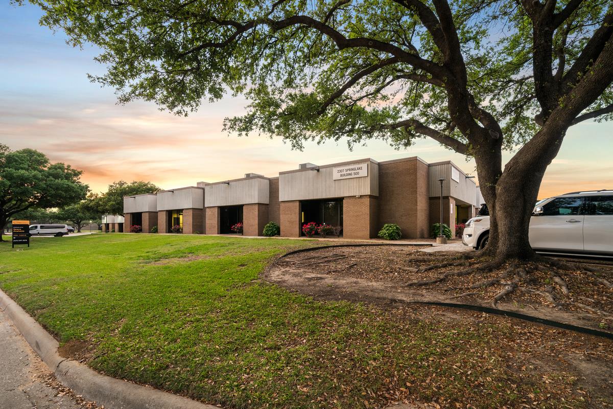 4,426 SF Industrial Space in Farmers Branch, TX Photo